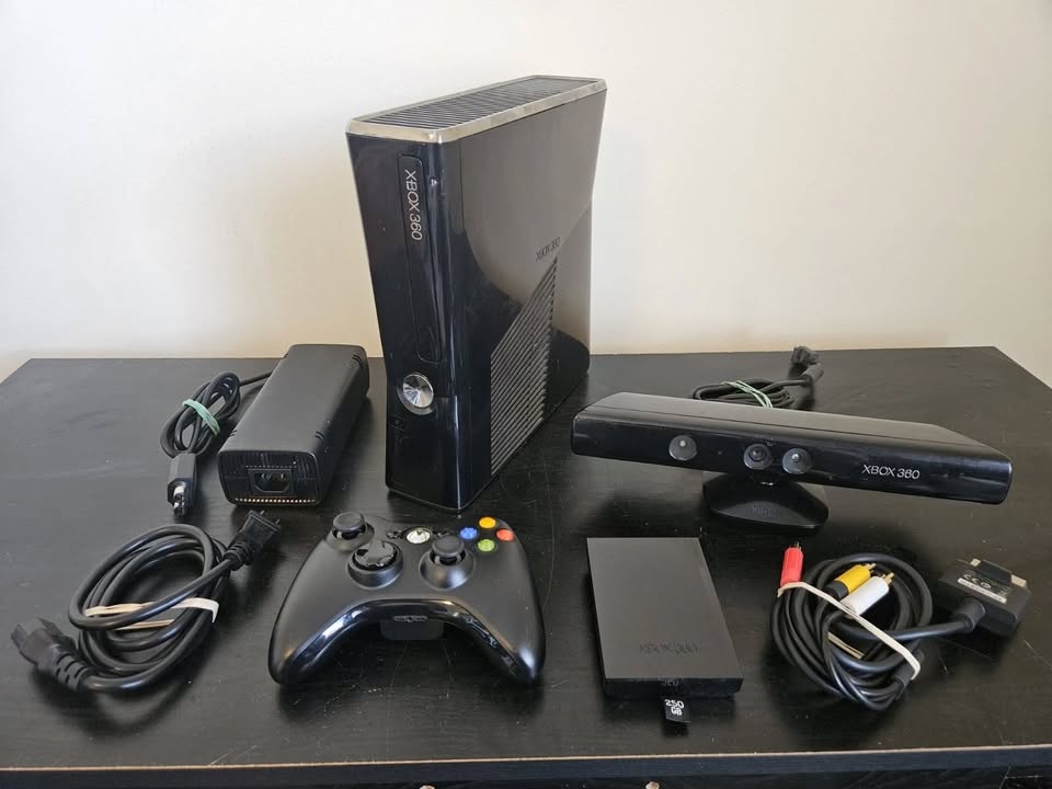 Xbox 360 Slim + Kinect Bundle